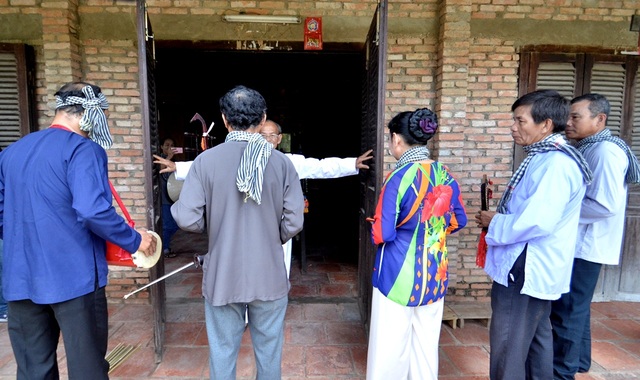 Độc đáo hát Sắc bùa làng Phú Lễ - 1 Gia chủ đón đoàn hát Sắc bùa.