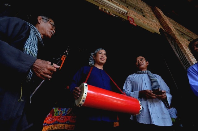 Độc đáo hát Sắc bùa làng Phú Lễ - 2 Người cầm trống cơm trong vai trò chủ xướng còn gại là Cái kể.