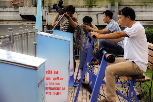 Kênh Nhiêu Lộc được lắp thêm 60 xe đạp lọc nước - 8 Nhiều khách tham quan tại buổi bàn giao tham gia đạp thử. 60 xe đạp lọc nước sẽ được lắp đều hai bên đường Hoàng Sa và Trường Sa, đoan từ cầu Thị Nghè đến cầu Công Lý.
