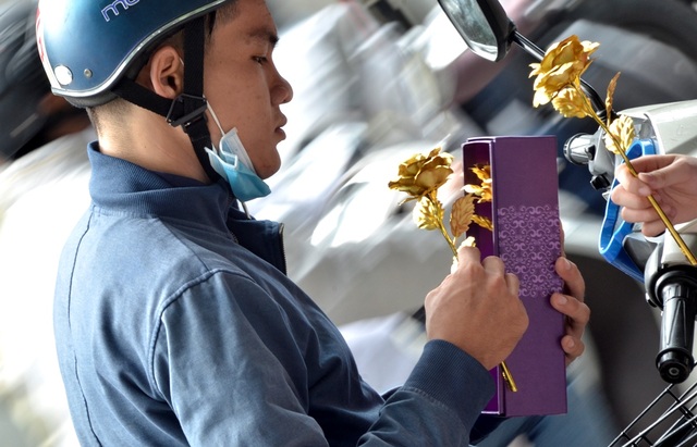 Nhiều mẫu hoa "độc" trong ngày 20/10 - 10 Một cành được bán với giá 120 ngàn đồng.