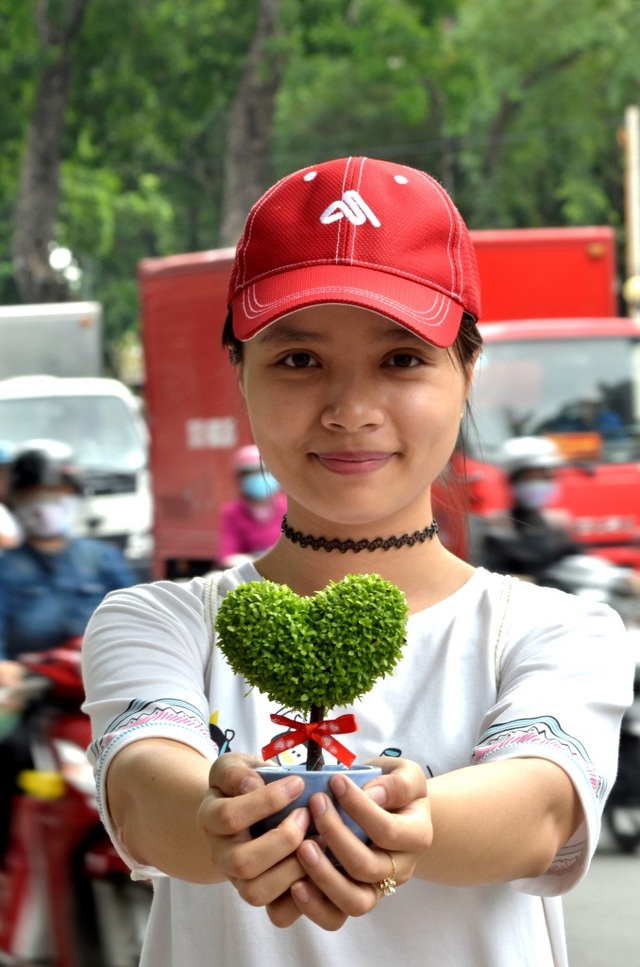 Nhiều mẫu hoa "độc" trong ngày 20/10 - 3 Đa phần đội ngũ bán hoa tươi đều là sinh viên.