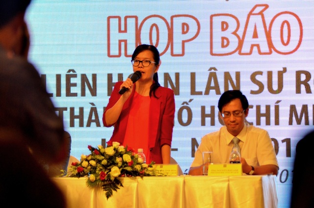 Liên hoan Lân - Sư - Rồng đầu tiên trên phố đi bộ Nguyễn Huệ - 5 Bà Nguyễn Thị Ánh Hoa, PGĐ Sở Du lịch TPHCM cho biết: “Thông điệp của BTC năm nay không chỉ tạo sân chơi cho người dân TP mà qua đó, chúng tôi kêu gọi người dân hướng về đồng bào miền Trung. Chính vì thế, chúng tôi mong rằng không khí liên hoan sẽ như là một lời chúc phúc hướng về đồng bào miền Trung…”