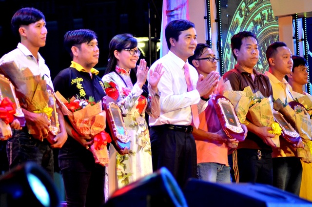 Khán giả liên hoan Lân Sư Rồng góp nửa tỷ đồng ủng hộ đồng bào bị lũ lụt - 11 Ông Bùi Tá Hoàng Vũ (áo trắng ở giữa)- GĐ Sở Du lịch TPHCM và Nguyễn Thị Ánh Hoa, PGĐ Sở trao hoa cảm ơn các đoàn lân nghệ thuật đã góp phần làm cho liên hoan thành công. Dự kiến trong thời gian tới, hoạt động này sẽ được duy trì thường niên.