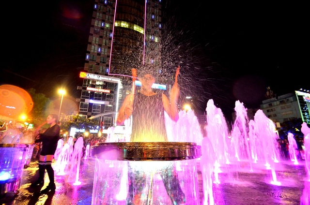 Khán giả liên hoan Lân Sư Rồng góp nửa tỷ đồng ủng hộ đồng bào bị lũ lụt - 2 Những giọt nước bắn lên từ mặt trông rất bắt mắt.