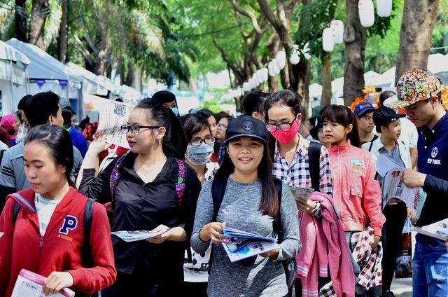 Bạn trẻ Sài thành hào hứng thưởng thức trà đạo, chụp hình cùng chiến binh Nhật - 1 Ngày hội thu hút khá nhiều giới trẻ đến giao lưu, tham quan.