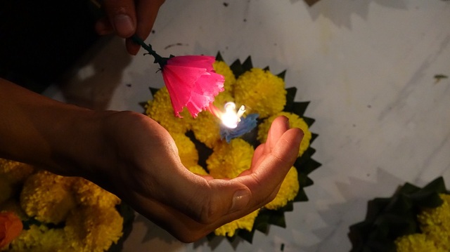 Người Thái tại TPHCM lặng lẽ đón lễ thả đèn Loy Krathong - 11 Theo Tổng cục du lịch Thái, đây là lễ hội rất quan trọng, quy mô đứng thứ 2 sau lễ hội Songkran.