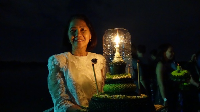 Người Thái tại TPHCM lặng lẽ đón lễ thả đèn Loy Krathong - 12 Theo bà Kakai, đất nước Thái Lan đang chịu một sự mất mát lớn khi nhà Vua băng hà. Chính vì thế, một số hoạt động tạo không khí sẽ được cắt bớt, người tham gia cũng vui chơi tiết chế và mặc các trang phục tránh sặc sỡ.