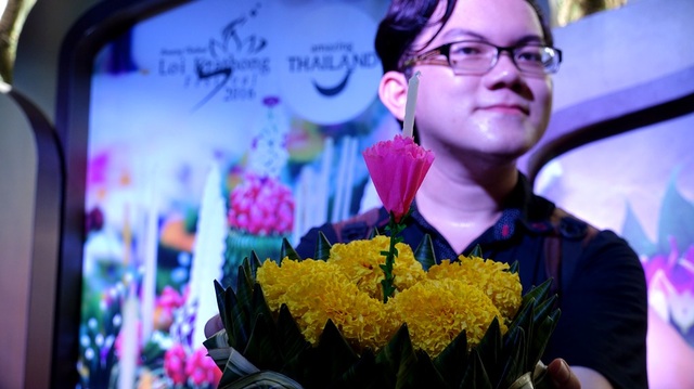 Người Thái tại TPHCM lặng lẽ đón lễ thả đèn Loy Krathong - 4 Sau đó “Krathong” sẽ được cắm một cây nến, xem như hoàn tất việc làm một chiếc đèn hoa đăng.