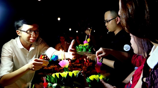 Người Thái tại TPHCM lặng lẽ đón lễ thả đèn Loy Krathong - 9 Đèn sẽ được tập kết ra sông để chuẩn bị cho việc thả xuống dòng sông.
