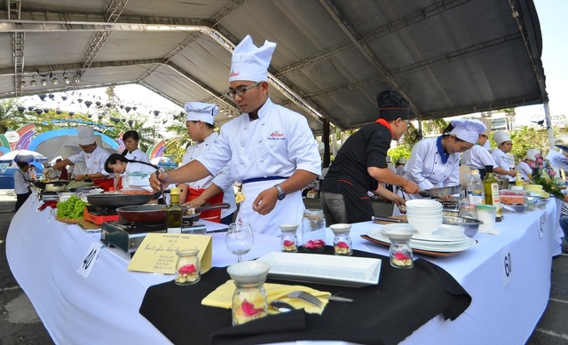 Món ngon bốn phương "hẹn gặp" tại Sài Gòn - 1 Liên hoan ẩm thực 2015 đã thu hút hơn 300 ngàn lượt khách tham quan.