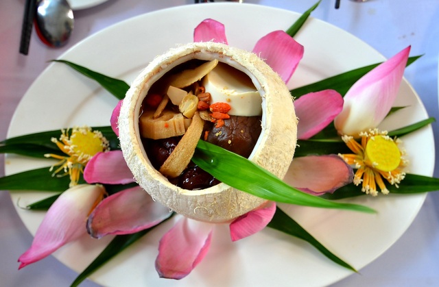 Món ngon bốn phương "hẹn gặp" tại Sài Gòn - 5 Thuần túy Việt Nam với chất liệu hoa sen, trái dừa.