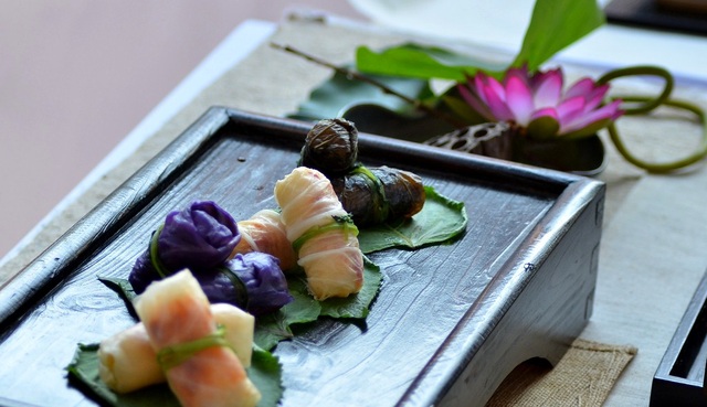 Món ngon bốn phương "hẹn gặp" tại Sài Gòn - 6 Đa sắc màu trên một món ăn.