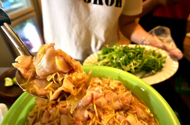 Đậm đà món gỏi cá “ảo thuật” hấp dẫn khách sành ăn Sài thành - 6 Phần cá bóp đã xử lý sẽ cho lên bề mặt đĩa gỏi.