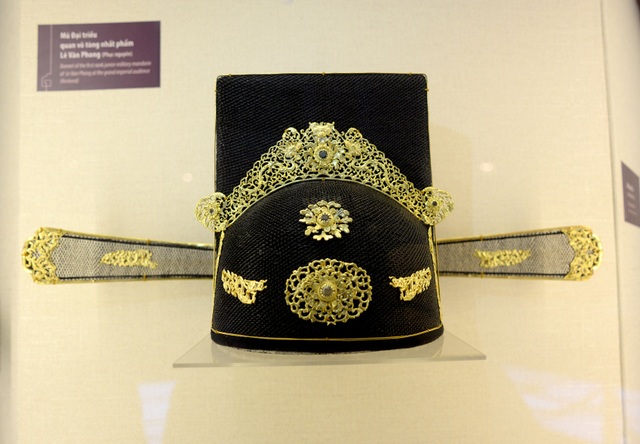 Một chiếc mũ của quan đại triều được kết bằng lông ngựa và gắn các họa tiết trang trí bằng vàng.