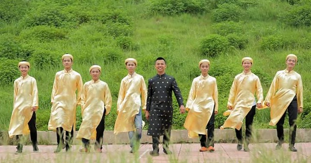 Chí Anh hôn vợ kém 20 tuổi đắm đuối trong lễ ăn hỏi - 13 Chú rể hớn hở khi chụp ảnh cùng dàn phù rể.