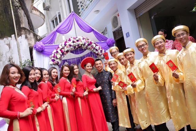 Chí Anh hôn vợ kém 20 tuổi đắm đuối trong lễ ăn hỏi - 12 Dàn phù dâu phù rể trong trang phục truyền thống chụp ảnh kỷ niệm cùng cô dâu chú rể.
