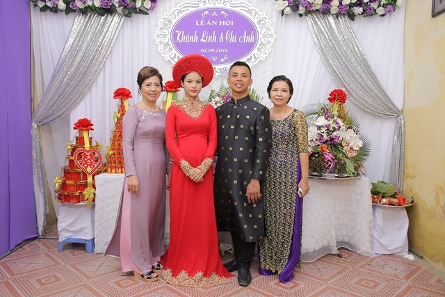 Chí Anh hôn vợ kém 20 tuổi đắm đuối trong lễ ăn hỏi - 9 Cô dâu chú rể bên 2 bà mẹ.