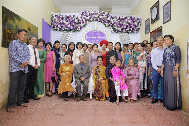 Chí Anh hôn vợ kém 20 tuổi đắm đuối trong lễ ăn hỏi - 11 Cô dâu chú rể chup ảnh kỷ niệm cùng người thân hai bên.