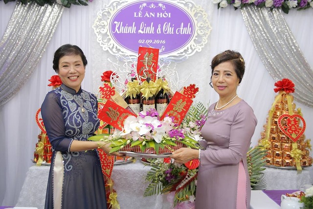 Chí Anh hôn vợ kém 20 tuổi đắm đuối trong lễ ăn hỏi - 6 Hai bà sui gia trao sinh lễ.