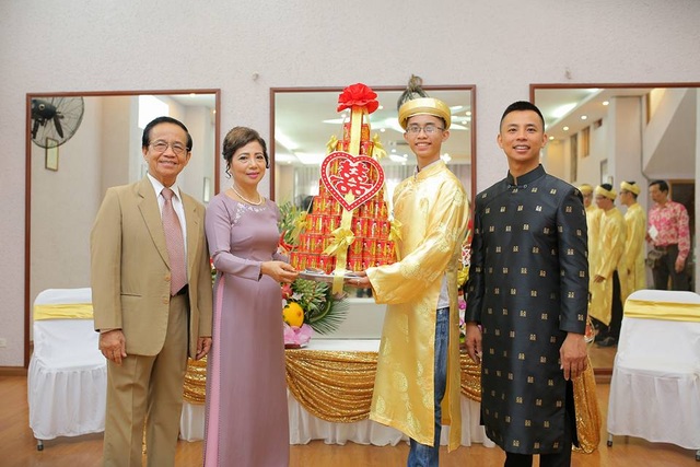Chí Anh hôn vợ kém 20 tuổi đắm đuối trong lễ ăn hỏi - 5 Đám hỏi của Chí Anh được thực hiện theo phong tục truyền thống của người Hà Nội.