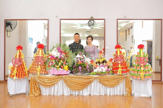 Chí Anh hôn vợ kém 20 tuổi đắm đuối trong lễ ăn hỏi - 3 Chí Anh và mẹ trước các sinh lễ mang sang nhà gái.