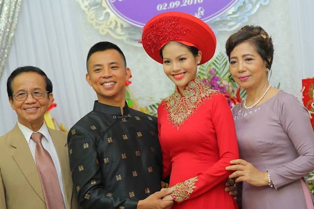 Chí Anh hôn vợ kém 20 tuổi đắm đuối trong lễ ăn hỏi - 8 Cô dâu Khánh Linh bên chồng sắp cưới và bố mẹ chồng.