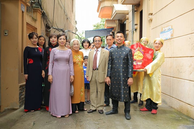 Chí Anh hôn vợ kém 20 tuổi đắm đuối trong lễ ăn hỏi - 4 Họ nhà trai trước giờ lên đường.
