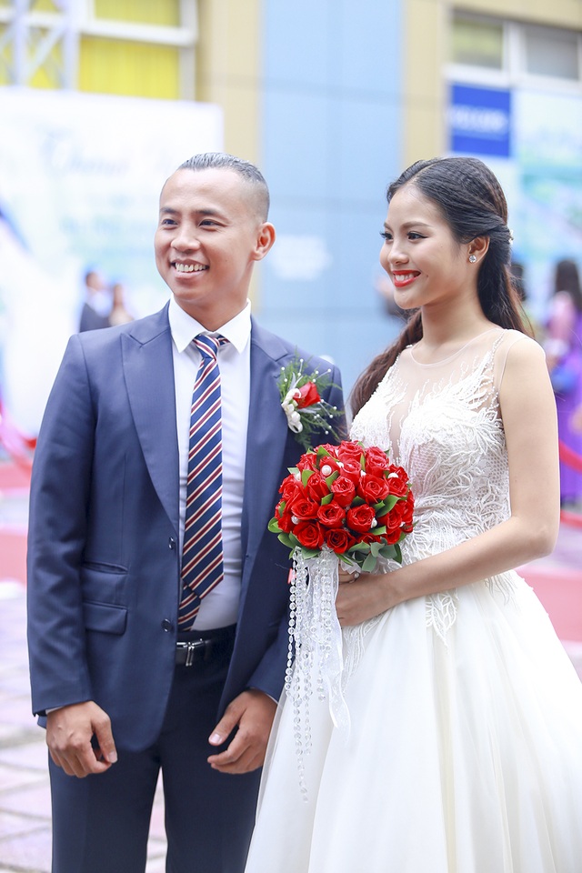 Khánh Thi “tươi như hoa” khi đến dự đám cưới “tình cũ” Chí Anh - 1 Đám cưới của Chí Anh và cô dâu kém 20 tuổi Khánh Linh được tổ chức tại Cung Hữu Nghị Việt Xô (Hà Nội). Tuy nhiên, an ninh của đám cưới bị thắt chặt mấy vòng, phóng viên đến tác nghiệp đều không được vào trong.