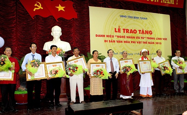 Lễ trao tặng danh hiệu Nghệ nhân ưu tú trong lĩnh vực Di sản VH phi vật thể năm 2015 tại Bình Thuận. Ảnh báo Bình Thuận.