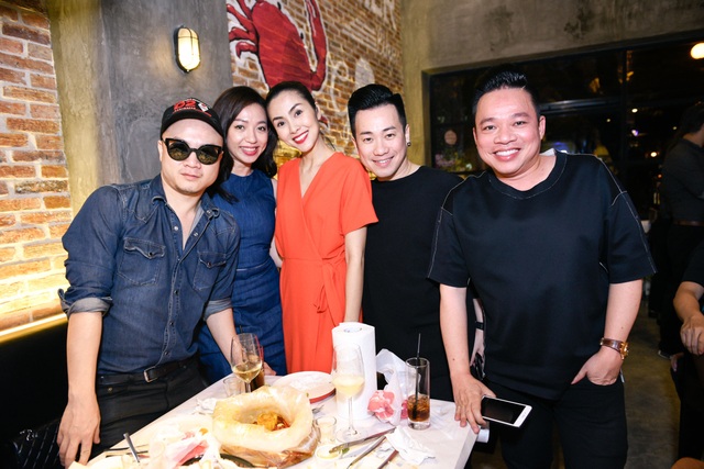 Dàn sao Việt “lội nước” đến chúc mừng vợ chồng Tăng Thanh Hà - 5 TRà My Idol, Diễm My 9x, NTK Đỗ Mạnh Cường và doanh nhân Huy Cận đều đến chúc mừng ngọc nữ làng điện ảnh.