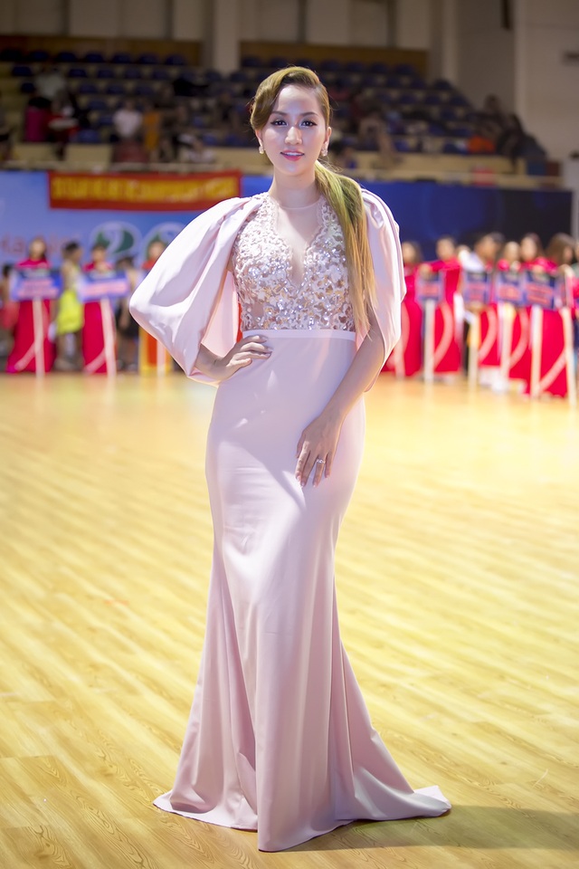 Bỏ mặc Khánh Thi, Phan Hiển “đá mắt đưa tình” với bạn nhảy mới - 7 Khánh Thi luôn giũ được phong độ, luôn toả sáng và đẹp mọi góc mọi nơi mà cô xuất hiện. Sau khi sinh em bé, Khánh Thi đã nhanh chóng lấy lại vóc dáng chuẩn.