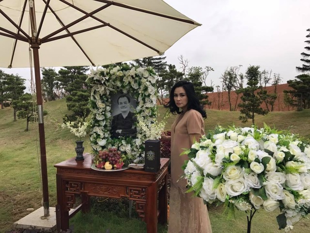 Diva Thanh Lam: “Thầy Tùng toàn yêu gái đẹp, chân dài… thôi” - 1 Thanh lam bên mộ nhạc sĩ Thanh Tùng. Ảnh: TLam.