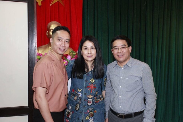 “Tôi đến với thiết kế áo dài nhờ may áo dài cưới cho mẹ và vợ” - 1 NTK Đỗ Trịnh Hoài Nam (áo thẫm) cùng NTK Minh Hạnh và GĐ Sở Du lịch Hà Nội. Ảnh: NVCC.