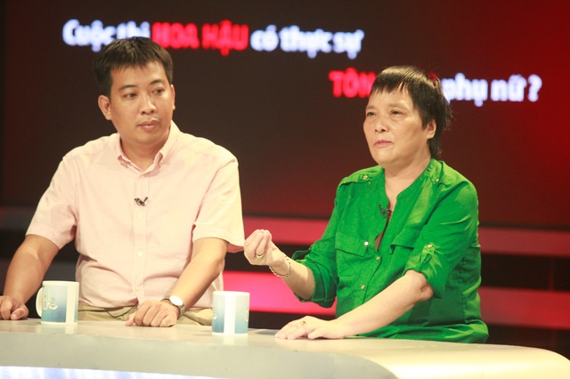 Bao giờ các cuộc thi Hoa hậu ở Việt Nam mới bớt... ngớ ngẩn? - 2 Tiến sĩ Khoa học Đoàn Hương (áo xanh) chia sẻ nhiều quan điểm thẳng thắn về các cuộc thi Hoa hậu tại Việt Nam. Ảnh: T.A.