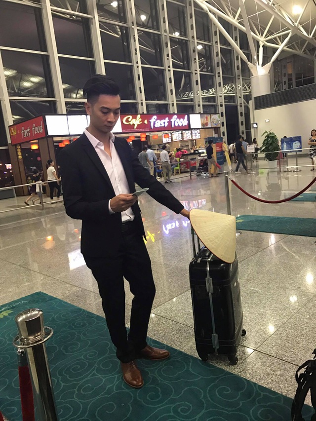Slim V đưa nón lá qua trình diễn âm nhạc tại Asia Song Festival - 1 Hành trang mang theo khi qua Busan (Hàn Quốc) dự Asia Song Festival của Slim V còn có một chiếc nón lá.