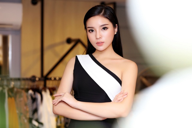 Kỳ Duyên tái xuất sau vụ đạp xe đi từ thiện bị ném đá - 9 Hoa hậu Việt Nam 2014 chọn bộ cánh đen - trắng lệch vai với đường xẻ ở đùi, khoe vóc dáng thon thả. Để có được thân hình lý tưởng này, Kỳ Duyên áp dụng chế độ tập luyện khắt khe và chế độ ăn uống hợp lý. Thần thái của cô cũng được khen ngợi rạng rỡ và xinh đẹp hơn so với thời điểm mới đăng quang.