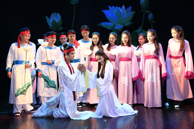 Cảnh Kim Trọng gặp gỡ Thuý Kiều trong vở diễn.
