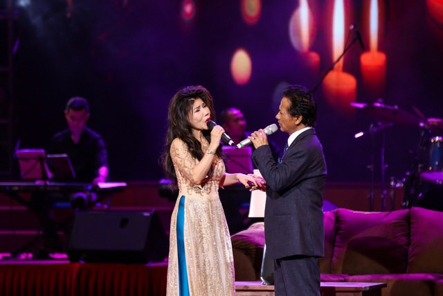 MC Kỳ Duyên bối rối khi Chế Linh bất ngờ “ngỏ lời yêu” - 4 Các ca sĩ khách mời Quang Linh, Phương Dung, Sơn Tuyền đã mang lại những màu sắc mới.