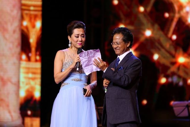 MC Kỳ Duyên bối rối khi Chế Linh bất ngờ “ngỏ lời yêu” - 8 Kỳ Duyên và Chế Linh đọc thơ để thay đổi không khí chương trình.