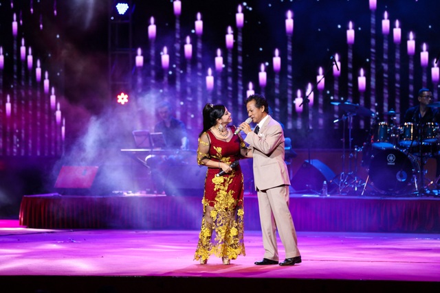 MC Kỳ Duyên bối rối khi Chế Linh bất ngờ “ngỏ lời yêu” - 5 Chế Linh hát song ca với Ngọc Ánh.