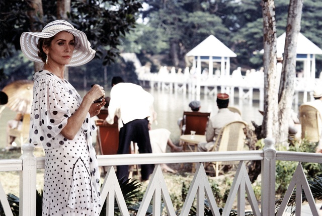 Ngôi sao nổi tiếng phim “Đông Dương” nói gì sau 24 năm trở lại Hà Nội? - 1 Catherine Deneuve trong phim Indochine. Ảnh: VP.