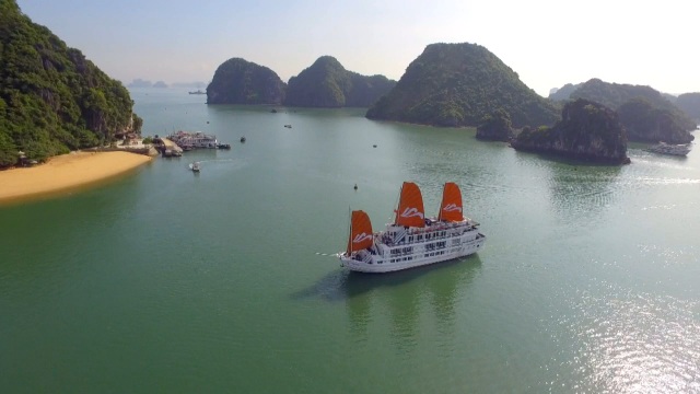Vịnh Hạ Long đẹp lung linh trong tập đầu tiên của “Tuổi thanh xuân” 2 - 1 Vịnh Hạ Long đẹp lung linh trong những thước phim đầu tiên của Tuổi thanh xuân 2