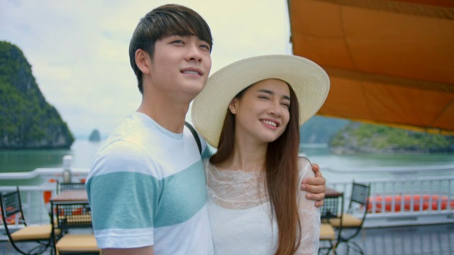 Vịnh Hạ Long đẹp lung linh trong tập đầu tiên của “Tuổi thanh xuân” 2 - 4 Cặp đôi rất chịu khó dành cho nhau những cử chỉ âu yếm
