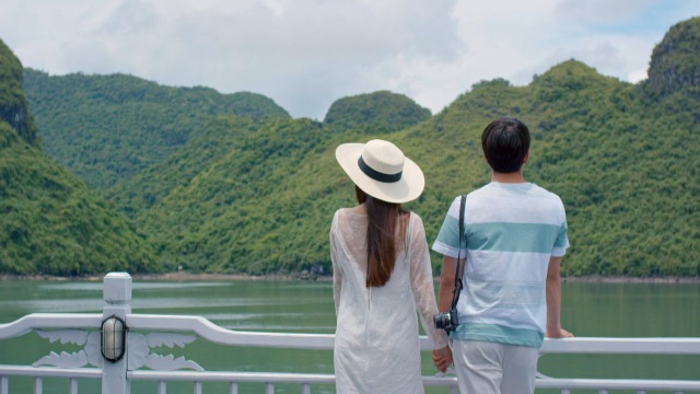 Vịnh Hạ Long đẹp lung linh trong tập đầu tiên của “Tuổi thanh xuân” 2 - 8 Nhiều thành viên phía ê-kíp Hàn Quốc đã rất ngạc nhiên khi lần đầu đặt chân đến Vịnh Hạ Long. Nhân vật đóng Junsu cũng cảm thấy hào hứng khi được đóng cảnh tình yêu trong khung cảnh đầy thơ mộng của kỳ quan thiên nhiên thế giới này.