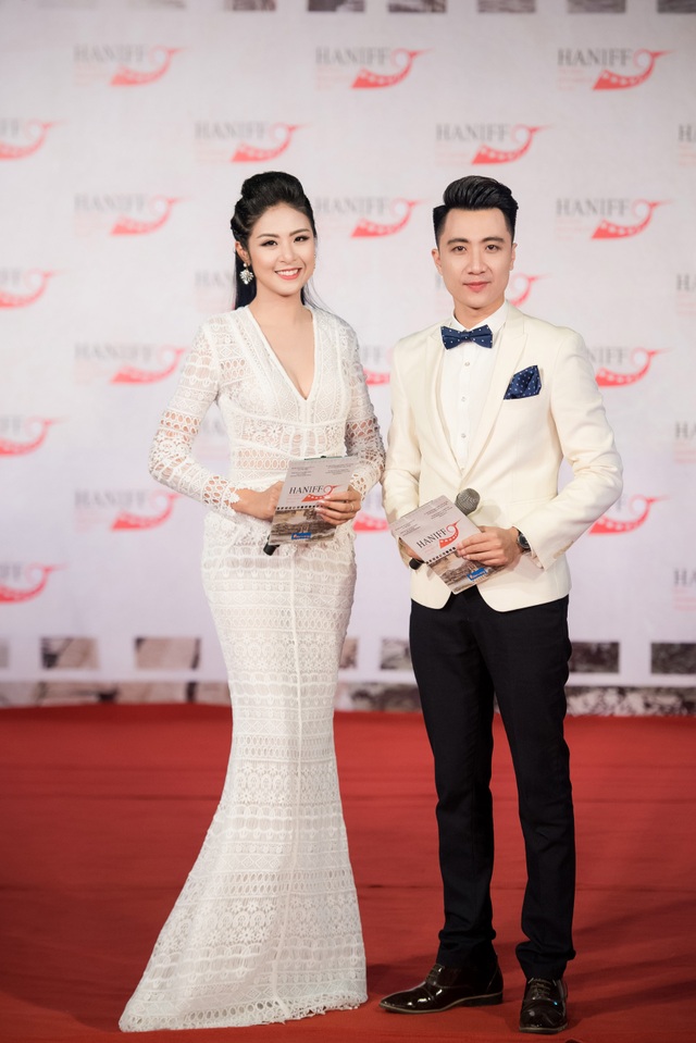 “Gái nhảy” Minh Thư đọ sắc với Midu trong bế mạc LHP Hà Nội - 4 Tối qua, Hoa hậu Ngọc Hân và Anh Duy lại tiếp tục đảm nhận vai trò MC thảm đỏ. Cả hai đã phối hợp với nhau khá ăn ý dù chương trình thảm đỏ khá dài.