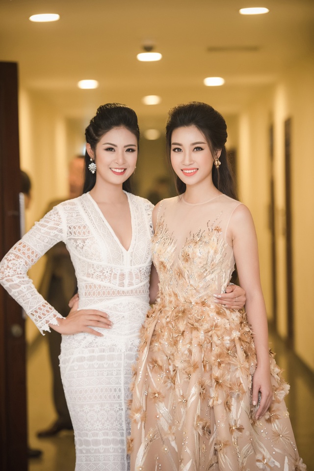 “Gái nhảy” Minh Thư đọ sắc với Midu trong bế mạc LHP Hà Nội - 6 Trong bế mạc LHP Quốc tế Hà Nội tối qua Hoa hậu Ngọc Hân gặp lại Hoa hậu Đỗ Mỹ Linh. Cả hai đã có những khoảnh khắc đọ dáng phía sau cánh gà trước khi Mỹ Linh lên sân khấu công bố giải cùng khách mời.