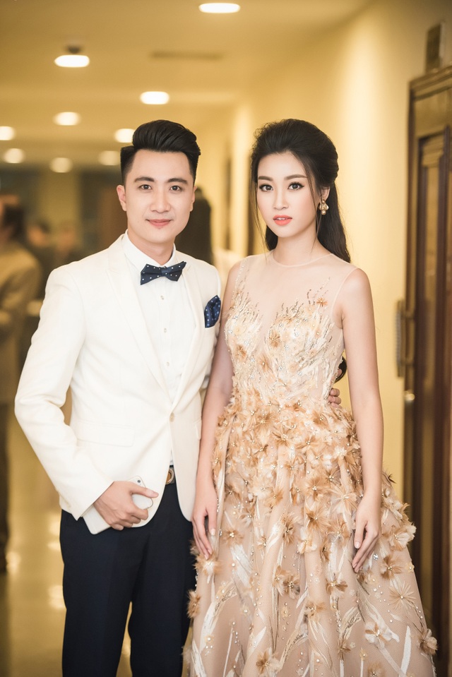 “Gái nhảy” Minh Thư đọ sắc với Midu trong bế mạc LHP Hà Nội - 12
Có thể thấy Hoa hậu Mỹ Linh đang ngày càng thể hiện một gu thời trang ấn tượng và tiến bộ từng ngày. Nếu trong đêm khai mạc LHP cô lựa chọn bộ đầm xẻ ngực quyến rũ và trong suốt những ngày tham dự Tuần lễ thời trang quốc tế Thu/Đông 2016 Mỹ Linh chọn cho mình phong cách táo bạo thì tối qua người đẹp lại quay trở về với phong cách thanh lịch vốn có nhưng vẫn tạo được điểm nhấn.