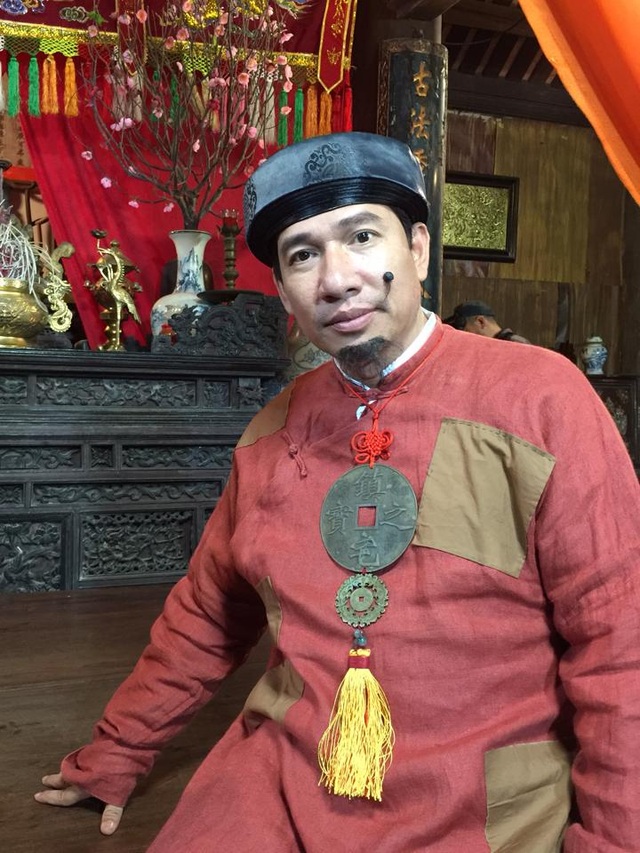NSƯT Minh Hằng vẫn đóng “quan bà” trong hài Tết dù thiếu NSƯT Phạm Bằng - 8 Năm nay, quan Bợm bị nghèo khó vì không moi được nhiều của của dân nên phải mặc áo dài chắp vá.