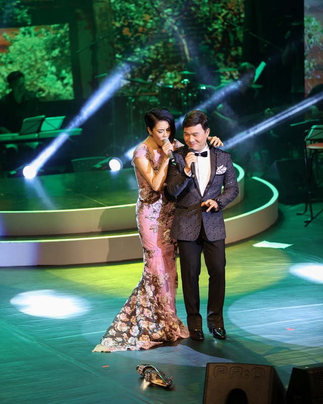 Thu Phương đầm đìa nước mắt khi hát tặng thầy cô sau 30 năm - 5 Thu Phương chủ động bỏ giày cao gót ra để cân xứng chiều cao với Quang Linh.