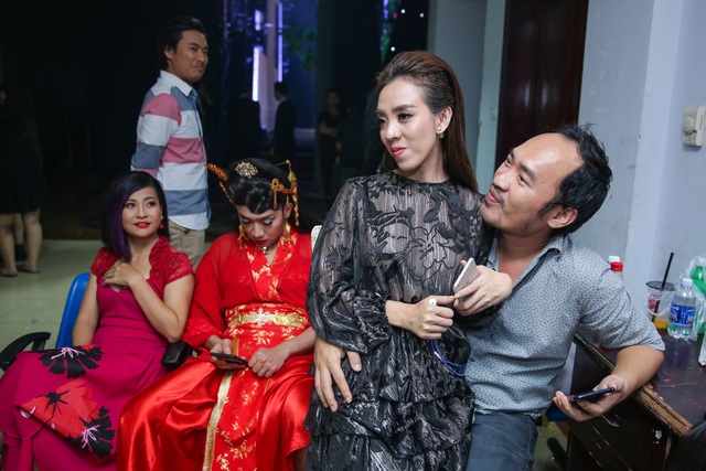 Lộ ảnh Nhã Phương chăm Trường Giang “từng li từng tí” trong hậu trường - 17 Thu Trang nhí nhảnh ngồi vào lòng chồng trước ánh mắt ghanh tỵ của bao người sau khi đã kết thúc vai diễn.